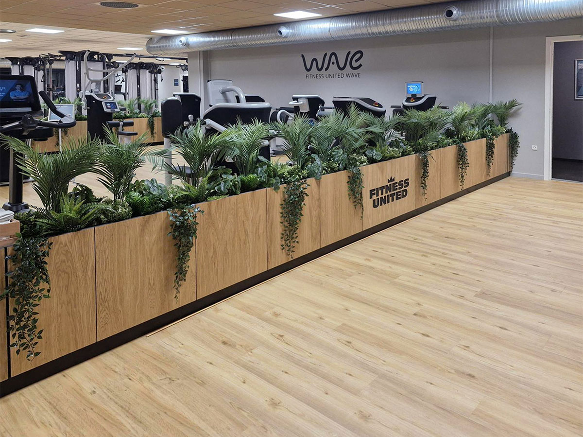 Bilde av nytt gulv i et treningssenter, med skillevegg i bakgrunnen