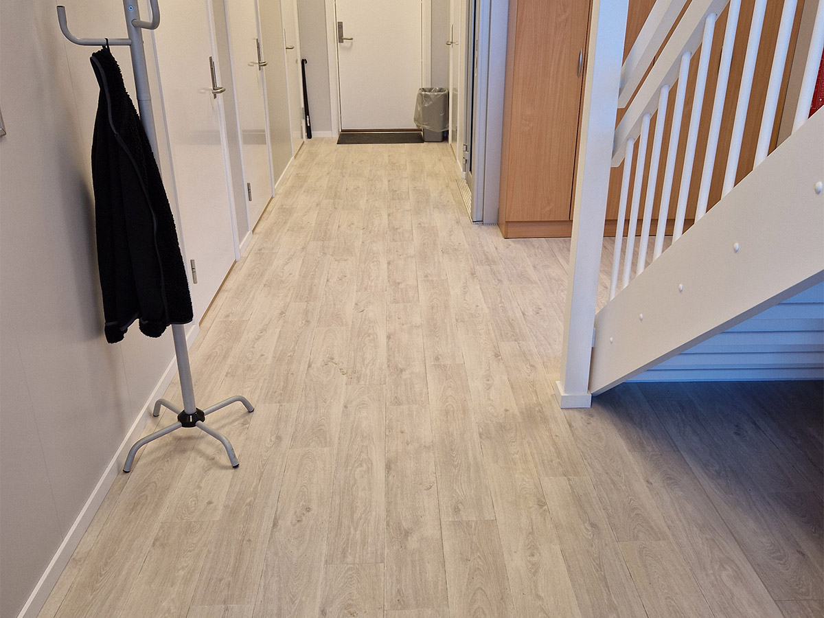 Nærbilde av nytt gulv på et kontor, trapp til høyre