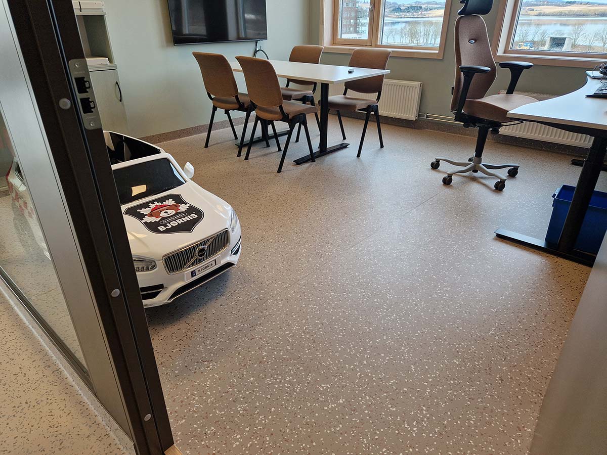 Kontor på Levanger Brannstasjon med nytt gulv. En leke-brannbil står på gulvet