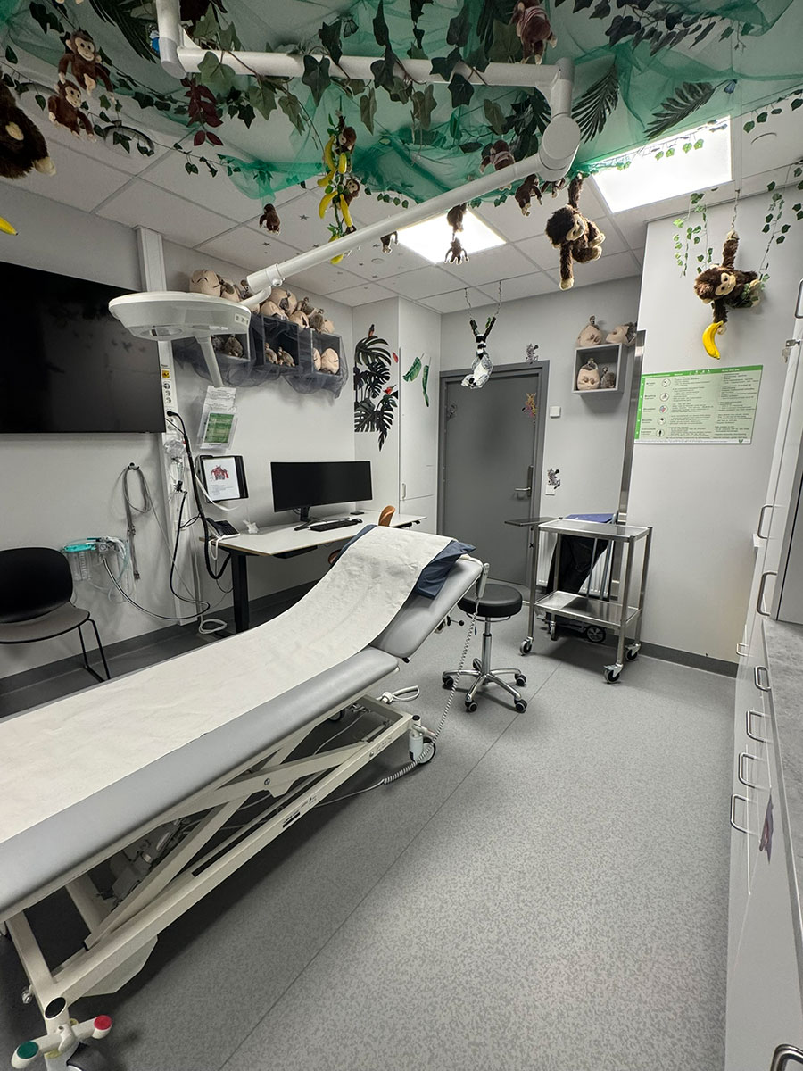 en sykeseng stående midt i et behandlingsrom