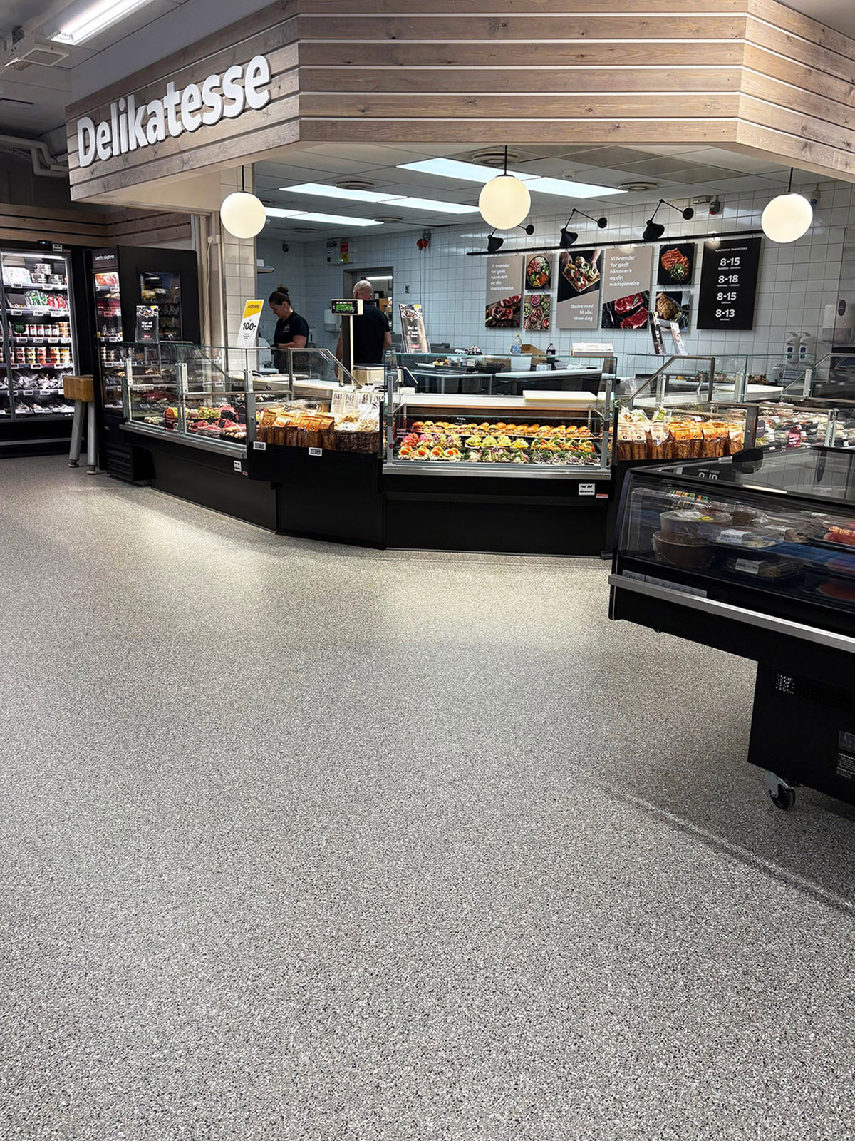 ferskvaredisken i en butikk med to butikkansatte bak disken