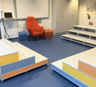 Klasserom på Lunde skole med fargerike møbler og et slitesterkt gulv ra gerflor