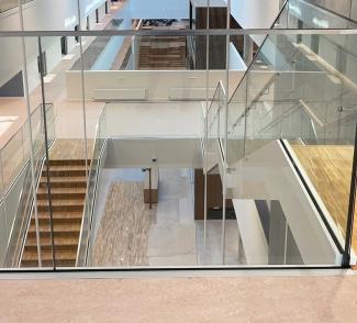Gerflor gulv i trapp ved Det helsevitenskapelige fakultet ved Aalborg Universitet