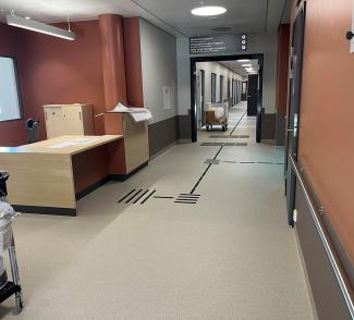 Fellesareal på Nye Narvik Sykehus med nylagt gulv