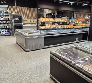 Bilde av frysedisker og nytt gulv i en Bunnpris butikk på Fauske