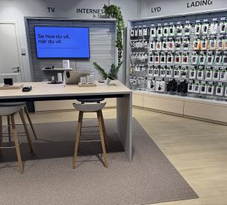 Bord med stoler midt i butikken
