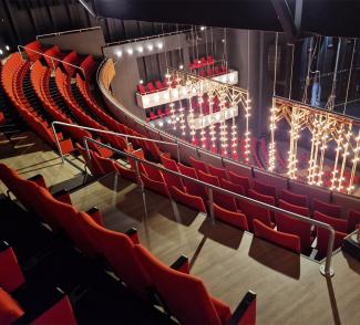 Oversiktbilde fra et teater med sitteplasser  nedover mot scenen