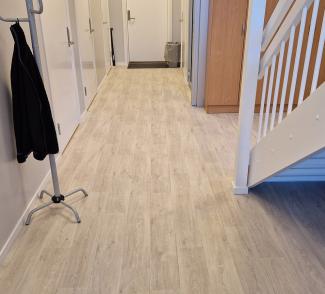 Nærbilde av nytt gulv på et kontor, trapp til høyre