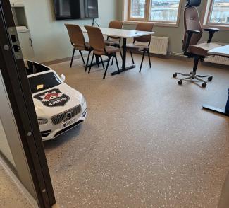 Kontor på Levanger Brannstasjon med nytt gulv. En leke-brannbil står på gulvet