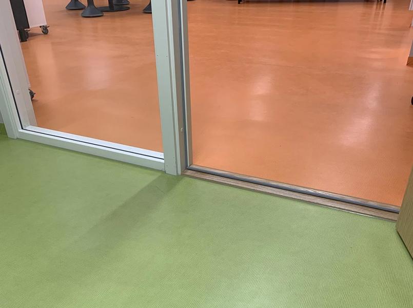 bilde av overgangen mellom to rom hvor det er to ulike gulv