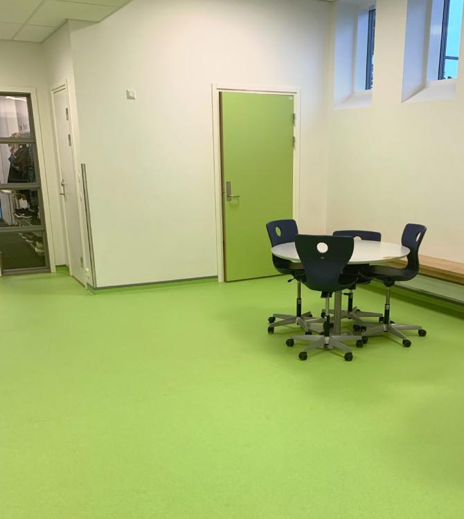 Gulv i sprek grønnfarge på Lunde skole og flerbrukshall