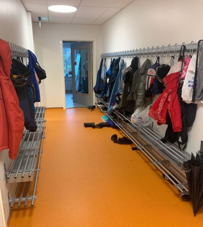 Gang på Lunde skole og flerbrukshall med slitesterkt gulv i flott oransje farge