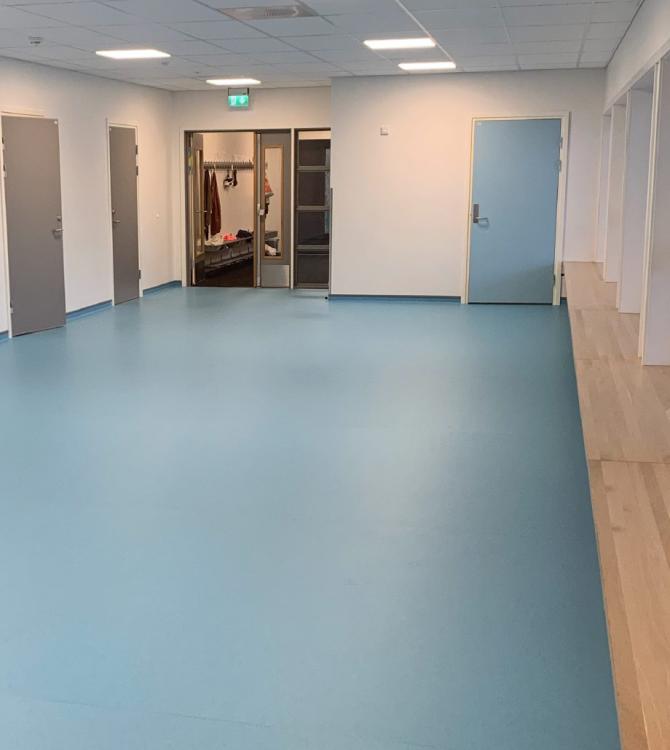 Fellesområde på Lunde skole og flerbrukshall med blått slitesterkt gulv