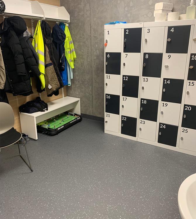 bilde av garderoben på Kringsjå skole i Kristiansand, grått gulv og sjakkmønstret garderobeskap