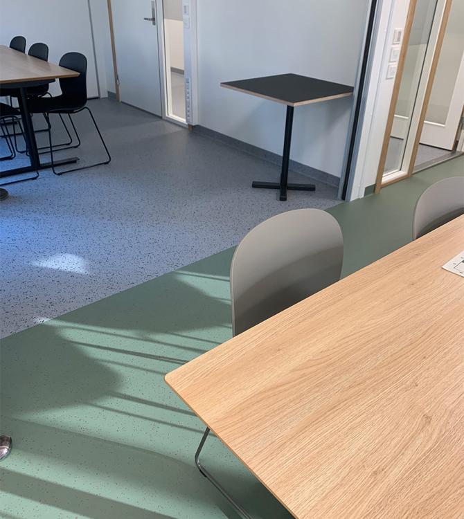 bilde av et klasserom som viser skille på gulvet med to ulike farger