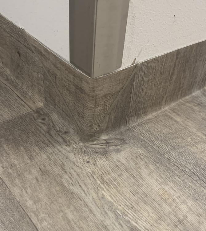 nærbilde av et hjørne hvor gulve og kantlist matcher