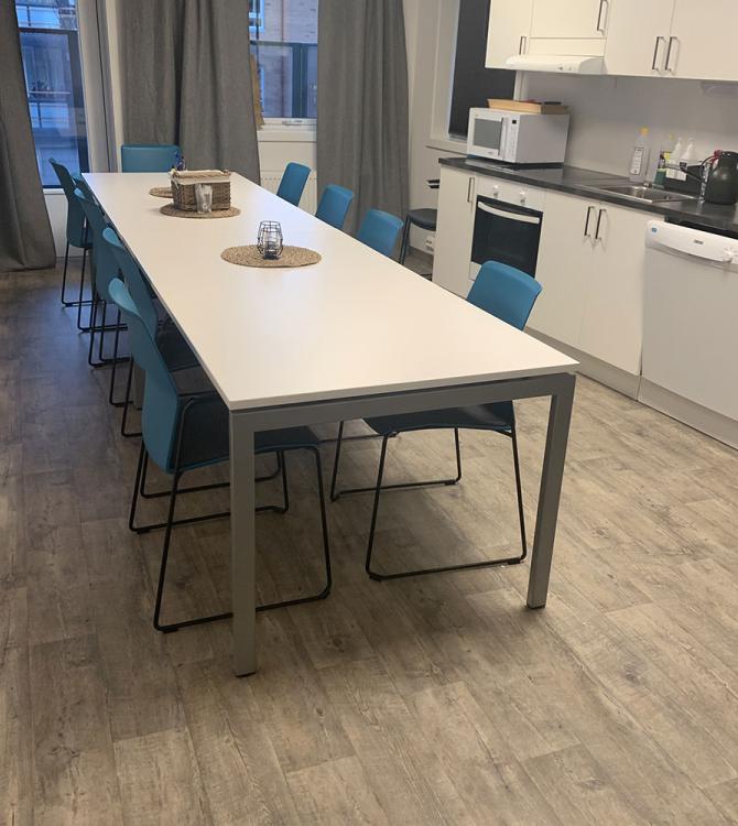 bilde av spisebord på kjøkkenet til Vennesla Omsorgssenter