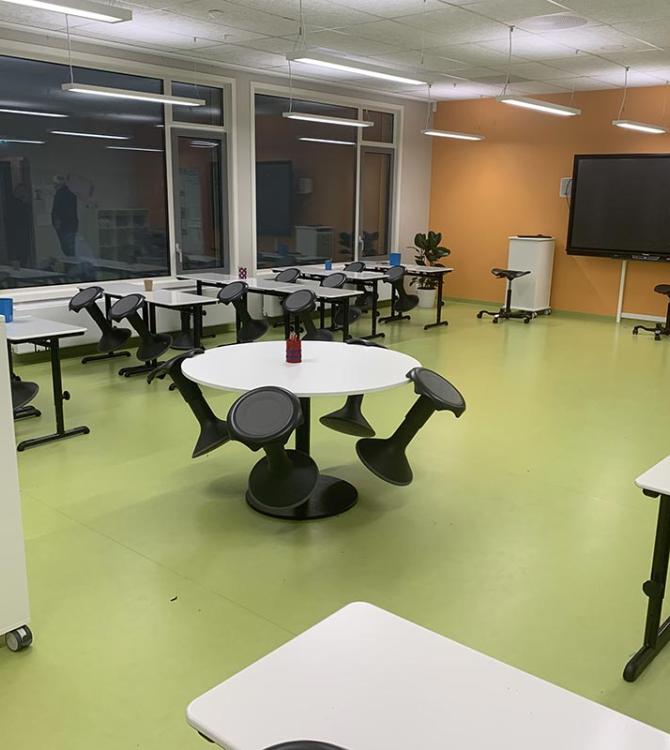 bilde av et tomt klasserom med grønt gulv