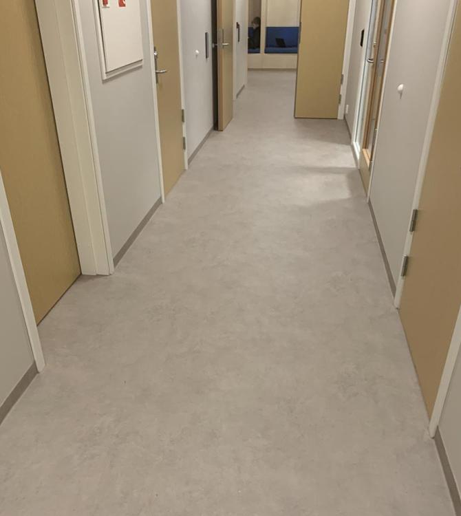bilde av gangen på Mosby skole og barnehage med et beige gulv