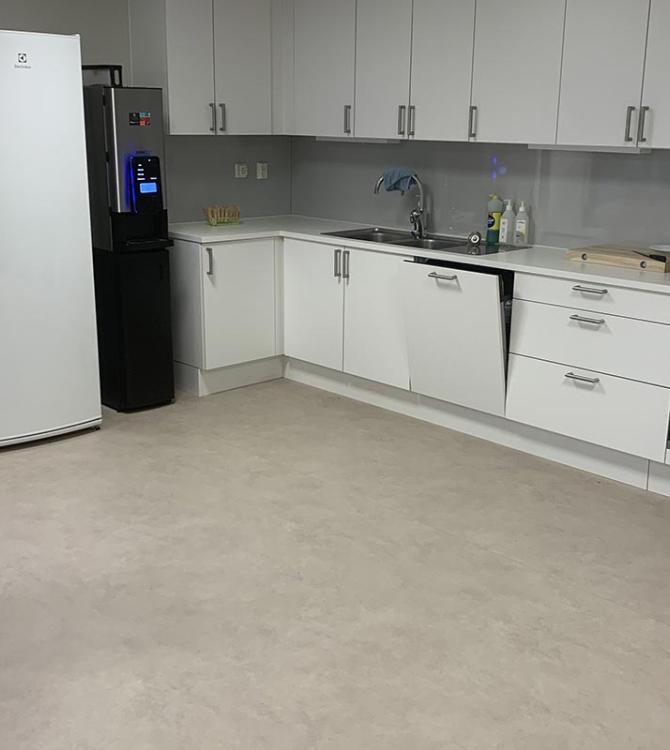 bilde av kjøkkenet på Mosby skoel og barnehage, med gulv i beige