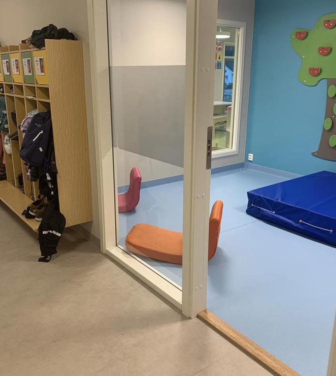 bilde gangen og et lekerom på Mosby skole og barnehage