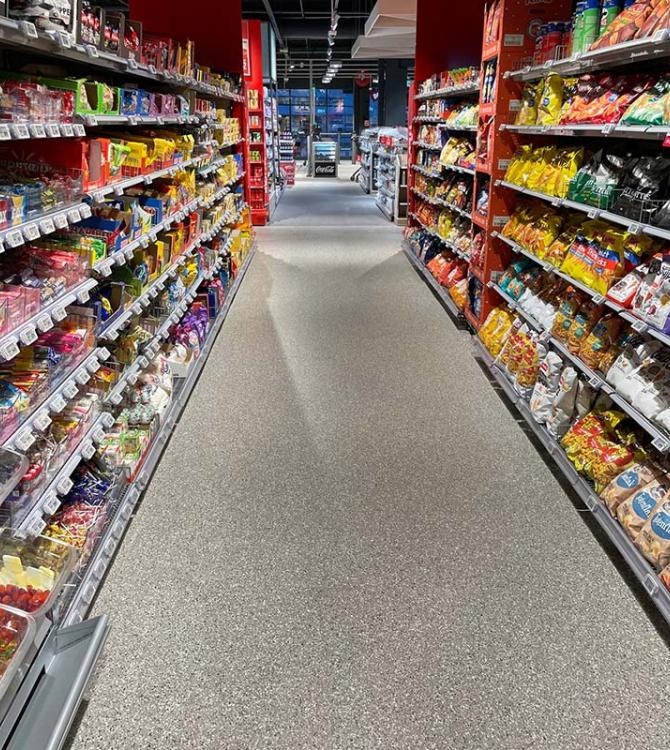 bilde av gulvet mellom to varehyller i en meny butikk