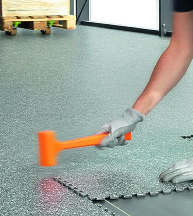 nærbilde av at en gulvlegger installerer GTI Max gulv