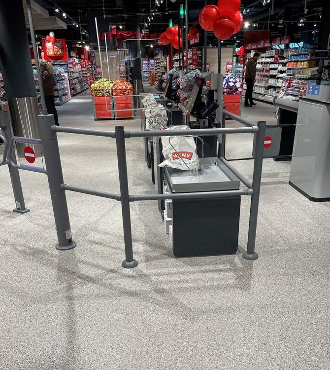 bilde av kassene i en meny butikk