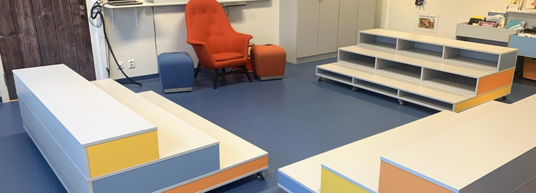 Klasserom på Lunde skole med fargerike møbler og et slitesterkt gulv ra gerflor