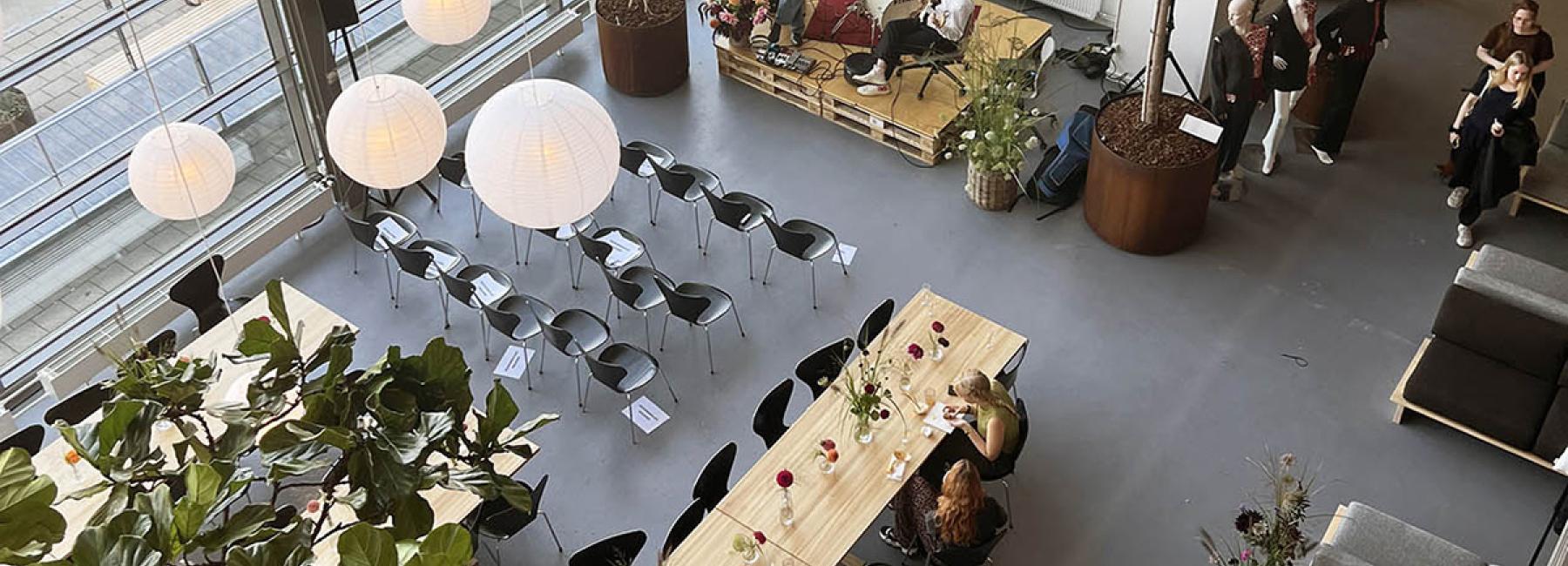 Gerflor bilde av fellesareal tatt ovenfra med DLW Linoelum gulv på Kolding designskole Danmark