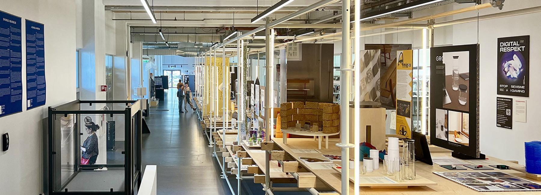 Gerflor bilde av fellesareal med DLW Linoelum gulv på Kolding designskole Danmark