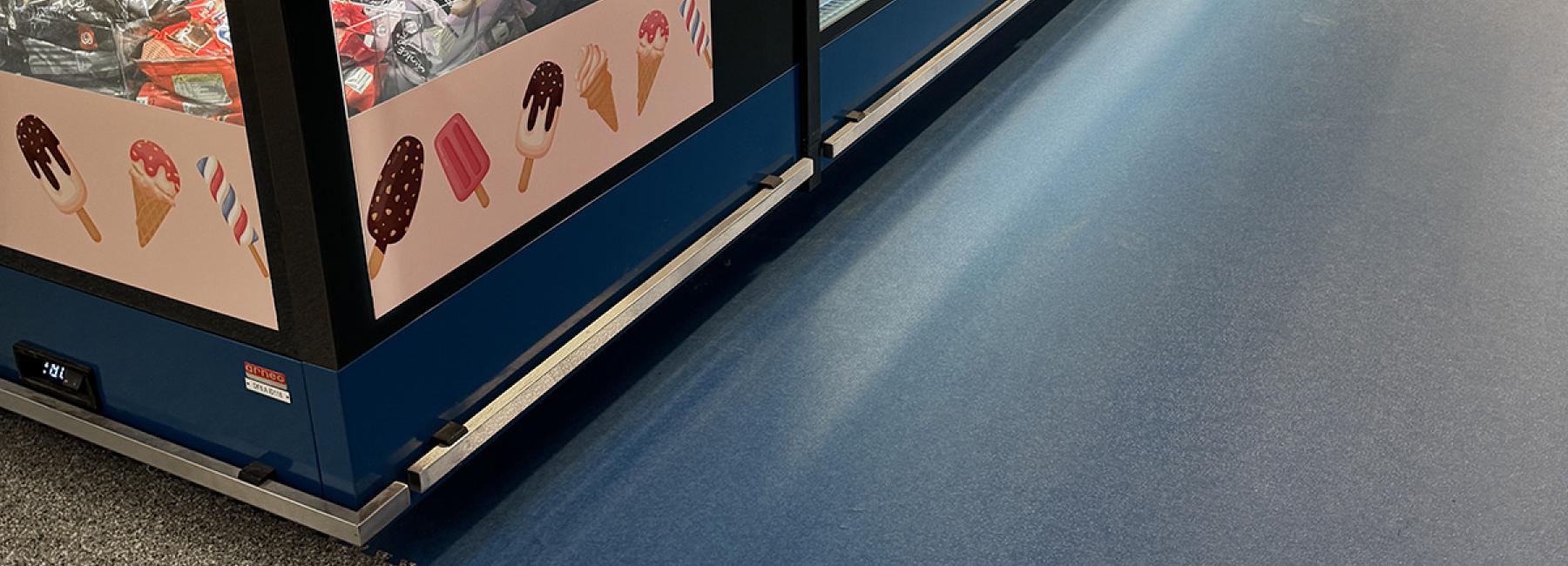 Gerflor ICA Supermarket Sverige GTI Max retail butikk to-delt gulv ved frysedisk