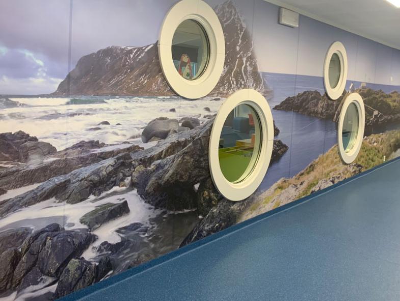 Fellesområder på Lunde skole og flerbrukshall med blått Taralay gulv