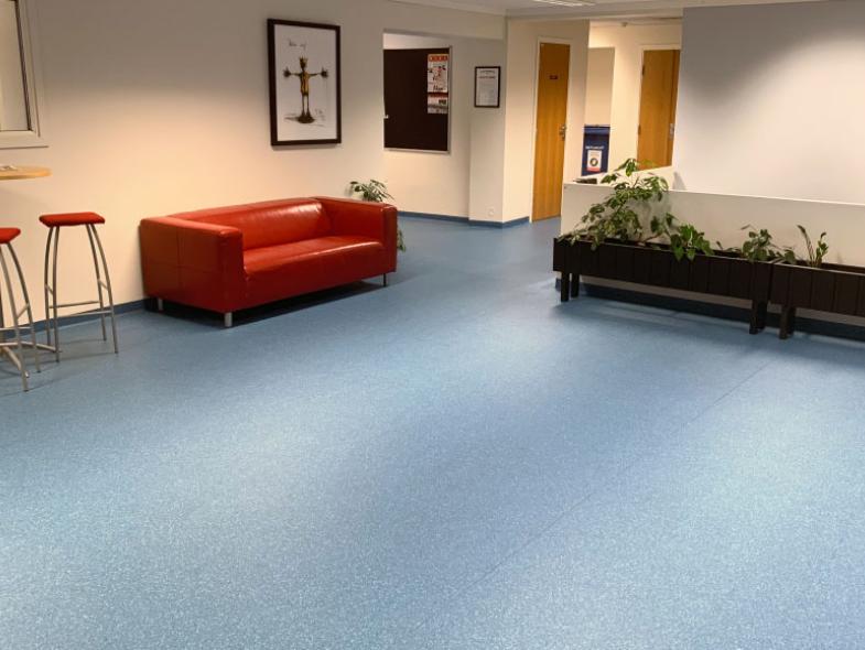 Fellesområde på Lunde skole og flerbrukshall med slitesterkt gulv Taralay