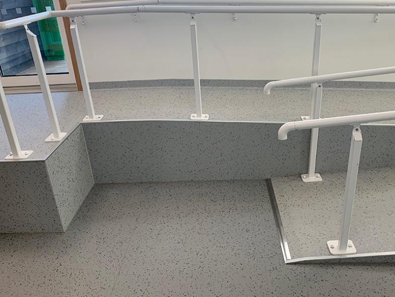 Bilde av gulvet i inngangspartiet på kringsjå Skole