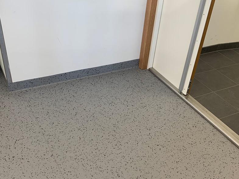 nærbilde av gulvet i inngangspartiet på Kringsjå Skole