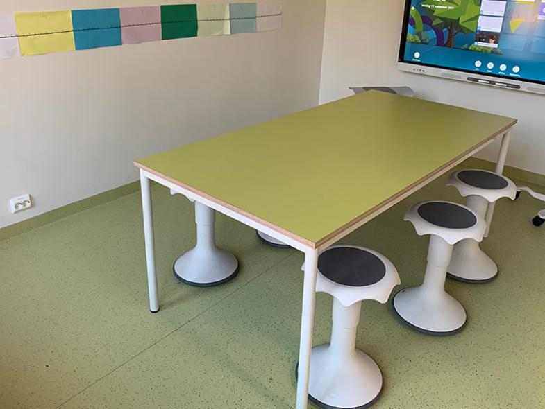 bilde av et klasserom med grønt gulv