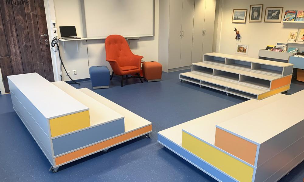 Klasserom på Lunde skole med fargerike møbler og et slitesterkt gulv ra gerflor