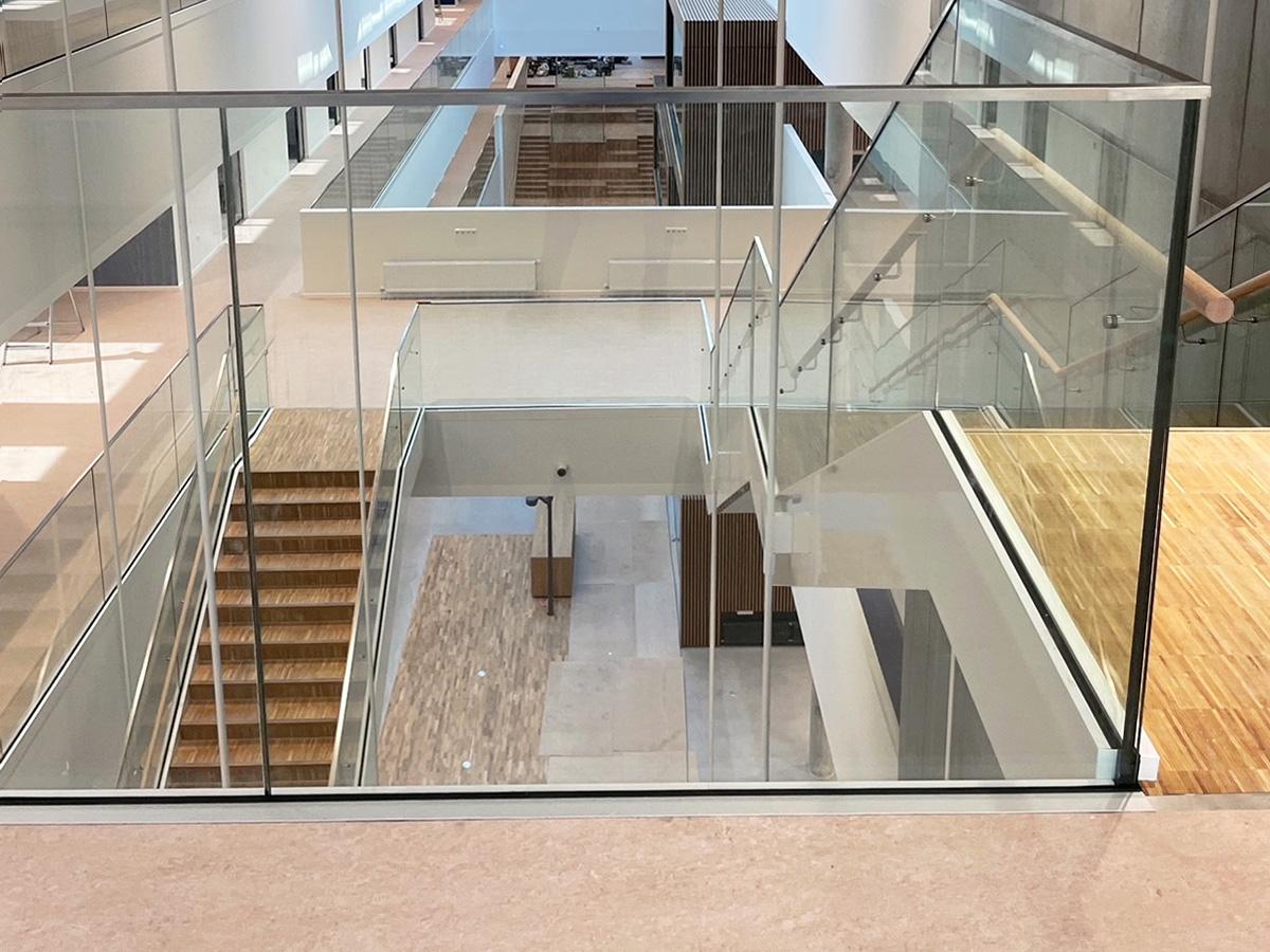 Gerflor gulv i trapp ved Det helsevitenskapelige fakultet ved Aalborg Universitet