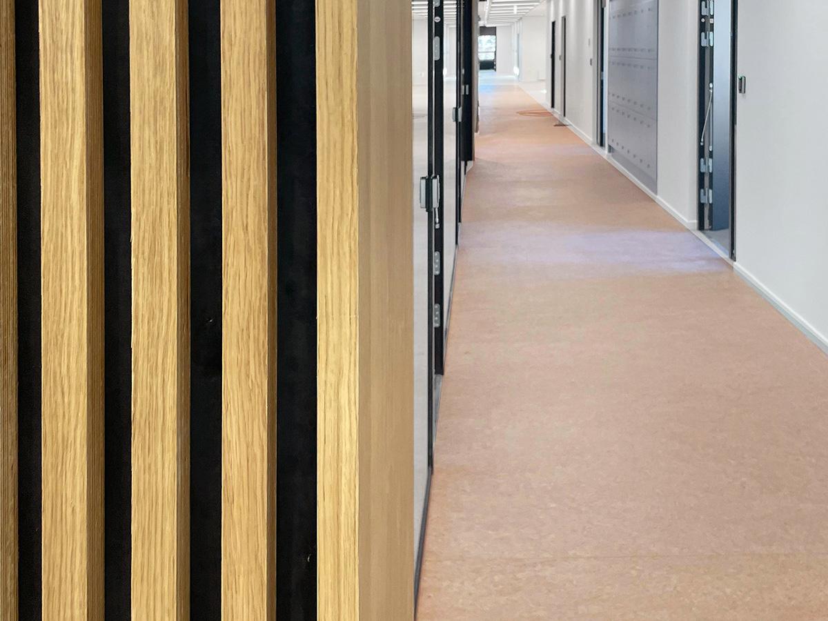 Gerflor gulv i gangen ved Det helsevitenskapelige fakultet ved Aalborg Universitet