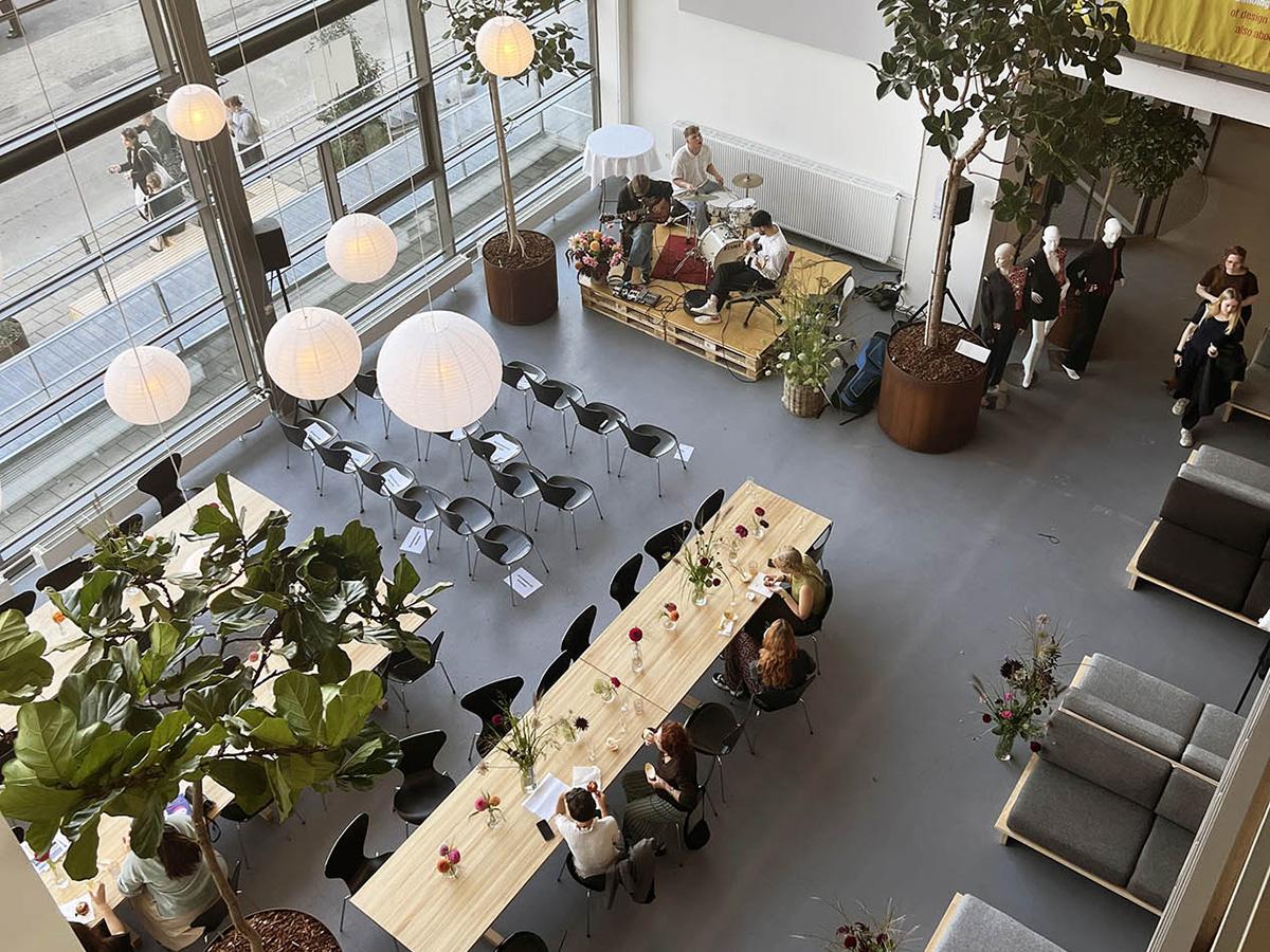 Gerflor bilde av fellesareal tatt ovenfra med DLW Linoelum gulv på Kolding designskole Danmark