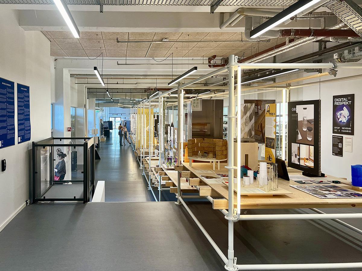 Gerflor bilde av fellesareal med DLW Linoelum gulv på Kolding designskole Danmark