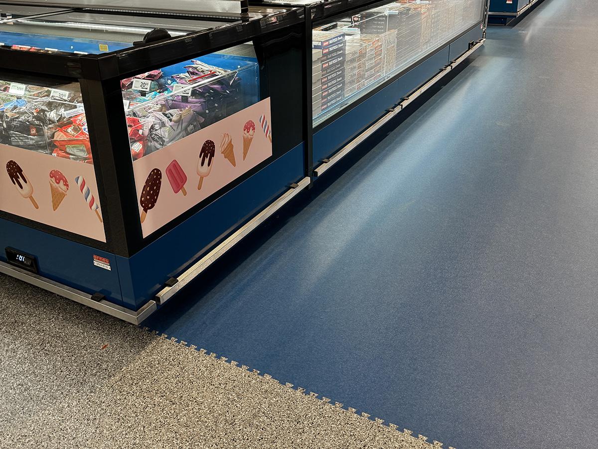 Gerflor ICA Supermarket Sverige GTI Max retail butikk to-delt gulv ved frysedisk