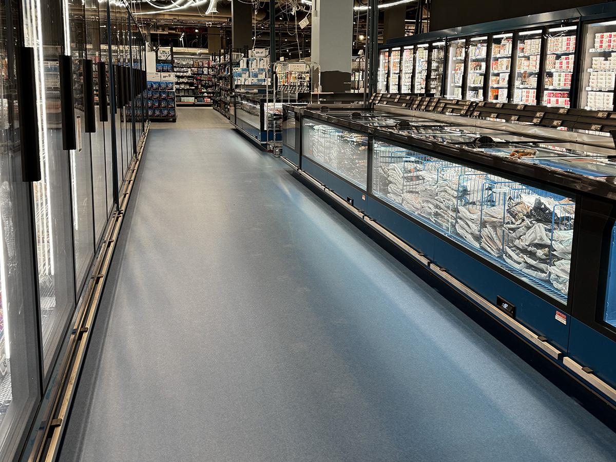 Gerflor ICA Supermarket Sverige GTI Max retail butikk gulv ved frysedisk