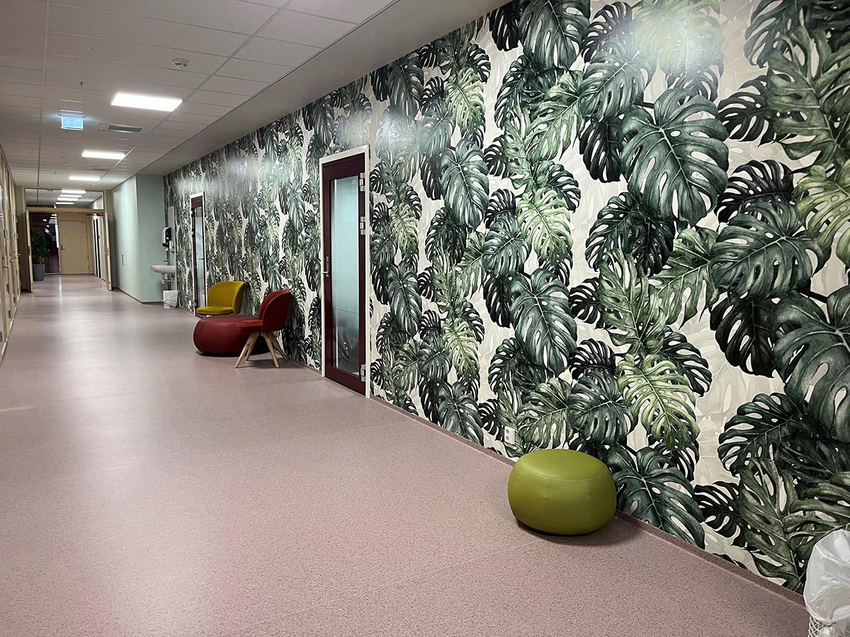 En gang på Førde sykehus med nytt gulv og tapet med plantemotiv