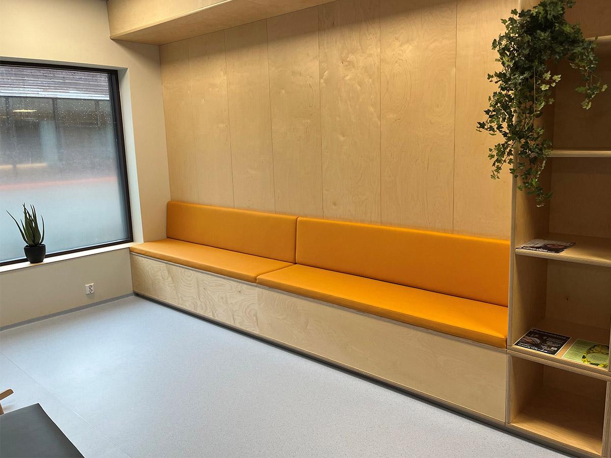 Venterom på Førde sykehus med nylagt gulv