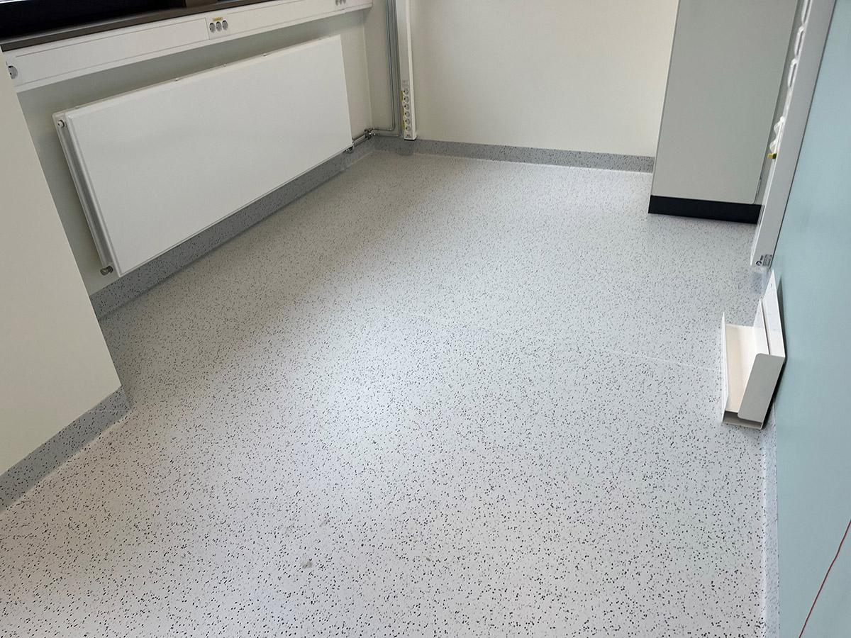 Nærbilde av gulvet i et rom på Førde sykehus