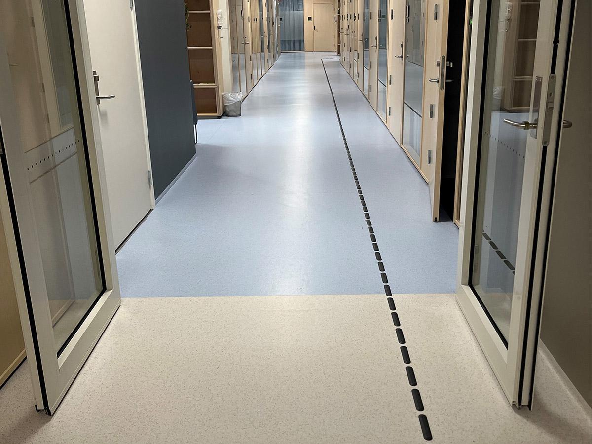 Gang på Førde sykehus med nylagt gulv