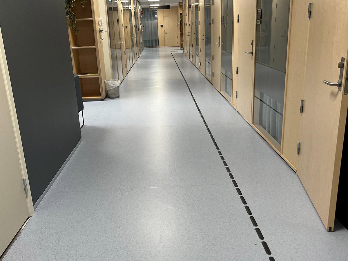 Nærbilde av gulvet i gangen på Førde sykehus