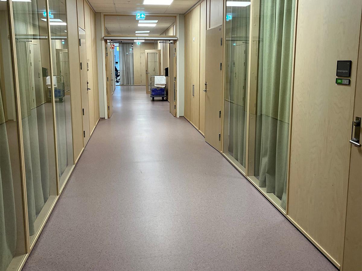 Nærbilde av gulvet i fellesareal på Førde sykehus